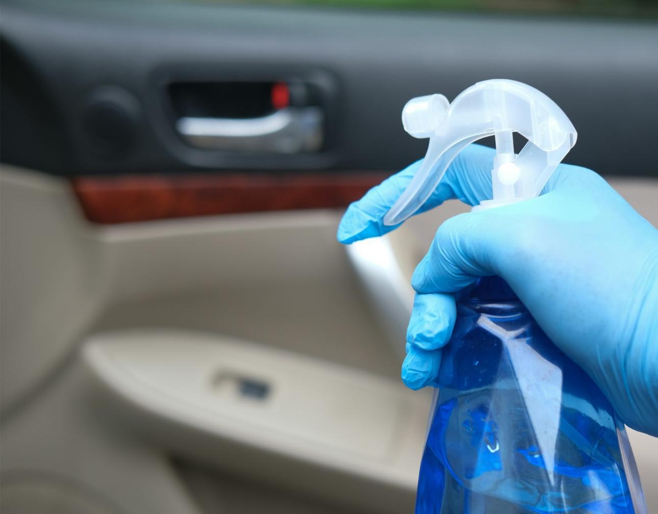 Reinigungsmittel in blauer Flasche